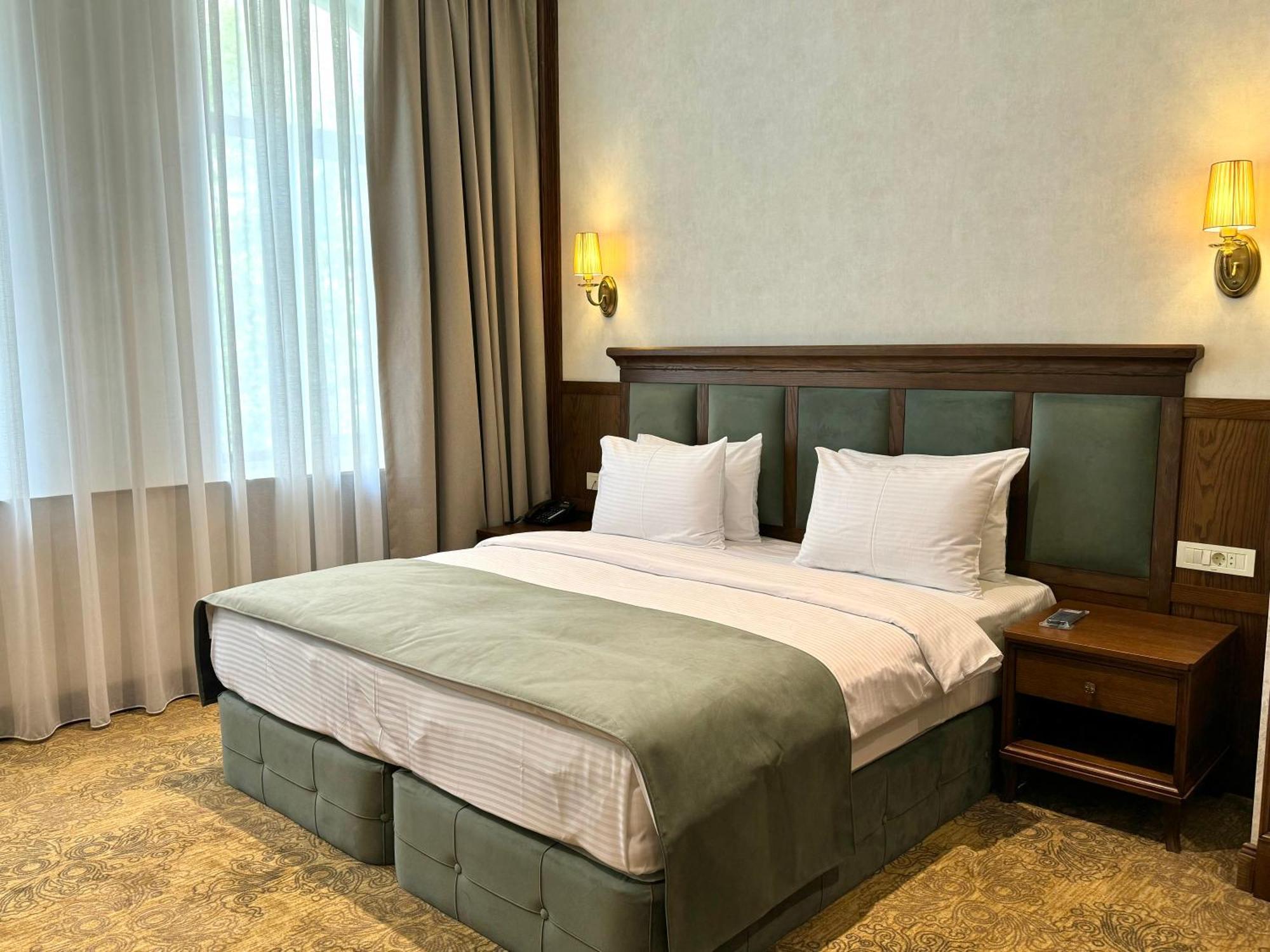 Midway Baku Hotel ภายนอก รูปภาพ